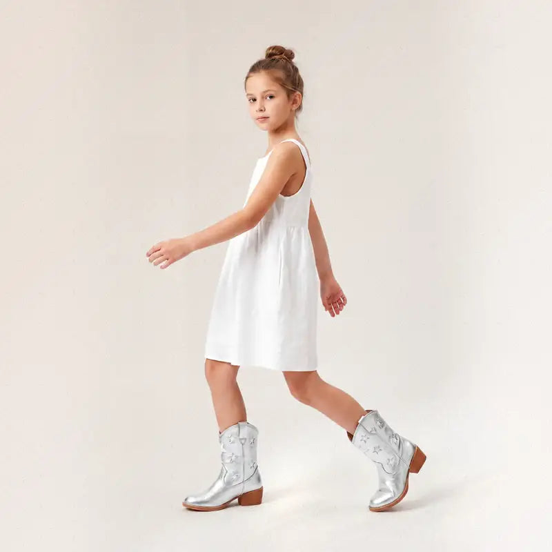 Niña con botas vaqueras plateadas Elefante