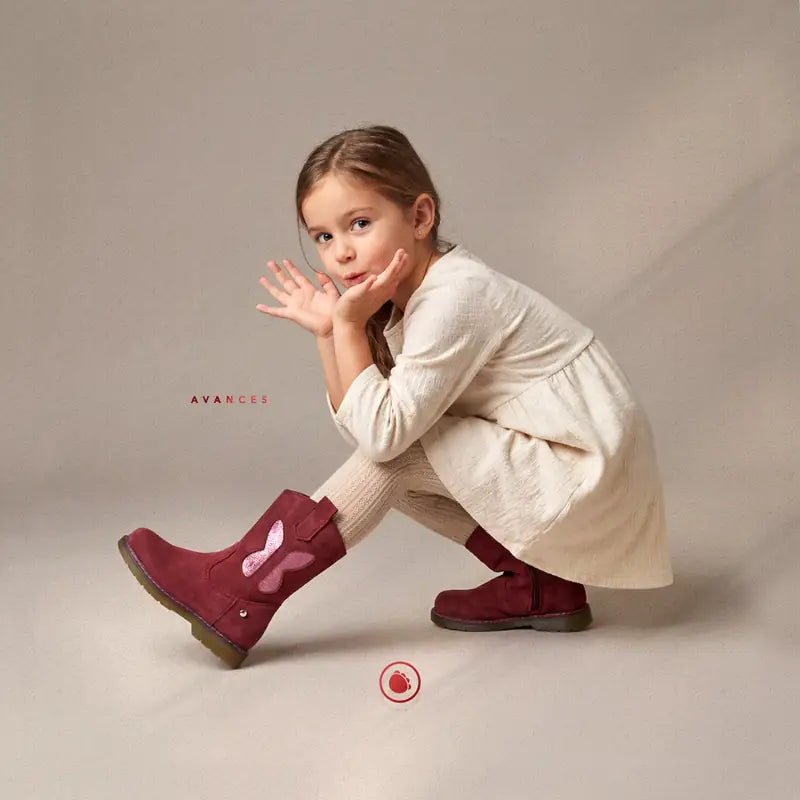 Niña con botas Elefante color vino con mariposa