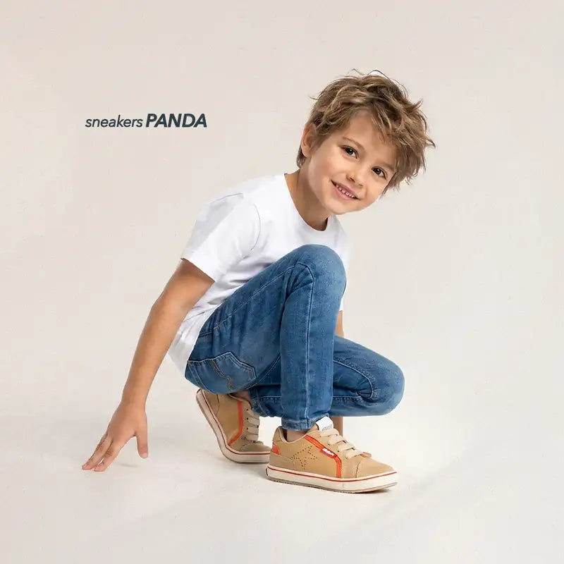 Niño con sneakers Panda de Elefante