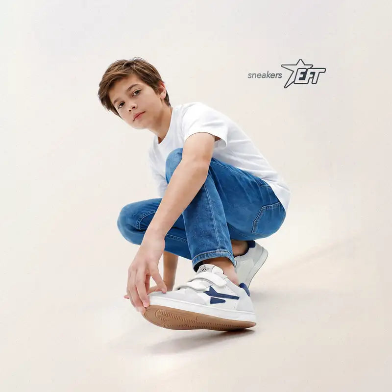 Niño con sneakers EFT de Elefante